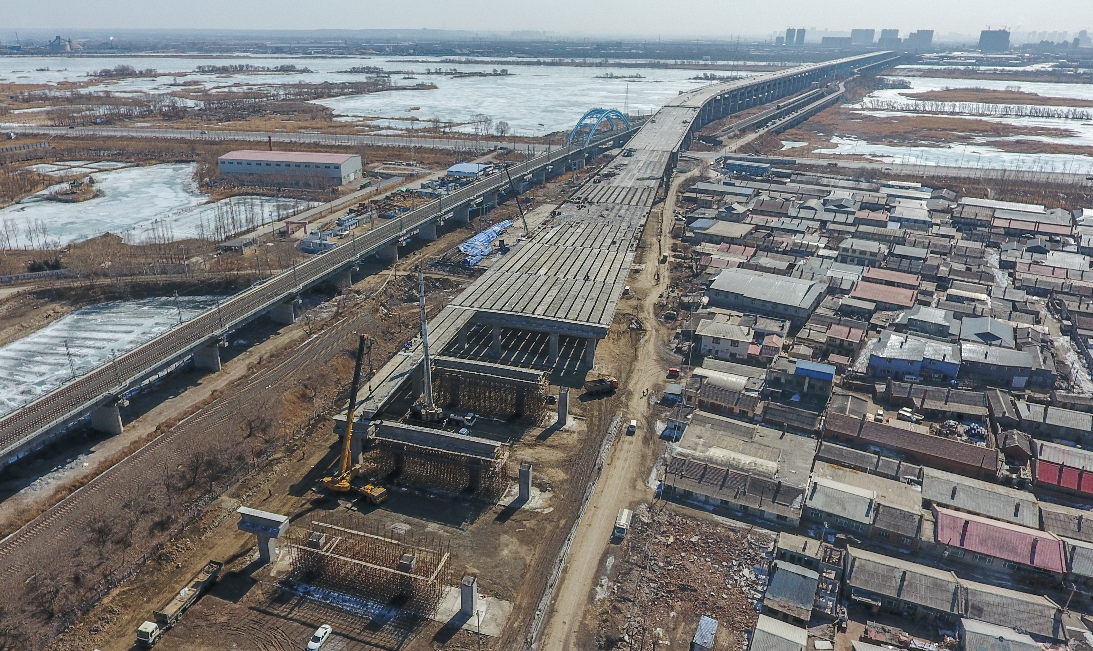 濱北線松花江公鐵兩用橋市政橋梁引橋工程開(kāi)始吊裝箱梁